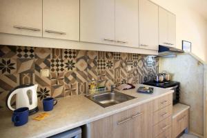 Η κουζίνα ή μικρή κουζίνα στο Flokos. Lazy days, balmy nights on the seafront