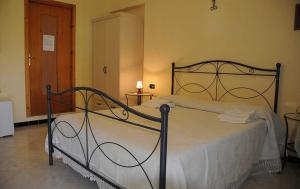 パリヌーロにあるB&B Casa Vacanze Marcellaのベッドルーム1室(金属製フレームのベッド1台付)