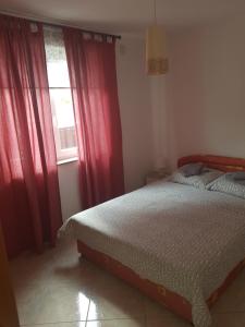 Ένα ή περισσότερα κρεβάτια σε δωμάτιο στο Apartmani Vrdoljak Malinska