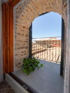 una finestra con vista sulla spiaggia da un balcone di Da Palù a Castellabate