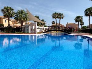 Bazén v ubytování Marinas Sol - Tu hogar con jardín privado! nebo v jeho okolí