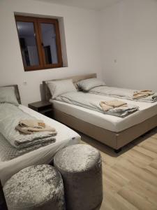 2 camas en una habitación con 2 taburetes en CASA BIA CRIBO Sannicolau de Munte - bai termale en Săcueni