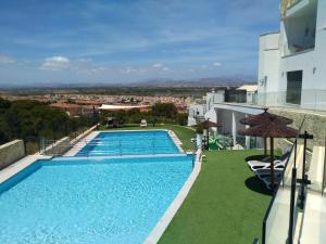 Swimmingpoolen hos eller tæt på DREAM SEA and MOUNTAIN VIEW APARTMENT in SUKHA