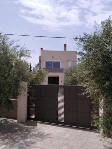 dom z czarnym płotem przed domem w obiekcie Panaritis w Nauplionie