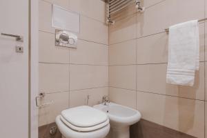 Baño blanco con aseo y lavamanos en Residenza Il Giglio, en Roma