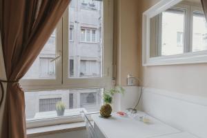 cocina blanca con 2 ventanas y lavamanos en Residenza Il Giglio, en Roma