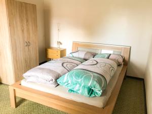 ベルナウ・アム・キームゼーにあるBauernhaus Dhillonのベッドルーム1室(木製ベッド1台、枕付)
