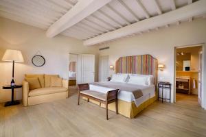 A bed or beds in a room at La Pietra Del Cabreo