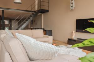 TV a/nebo společenská místnost v ubytování luxurious loft Oudenaarde in The Flemish Ardennes
