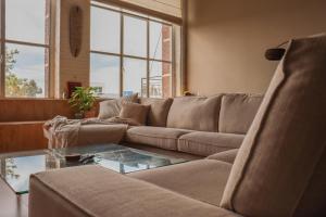 Posezení v ubytování luxurious loft Oudenaarde in The Flemish Ardennes