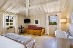 A television and/or entertainment centre at La Pietra Del Cabreo