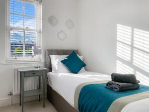 Una cama o camas en una habitación de The Marlowe - Beautiful house in the heart of Canterbury with Free Parking