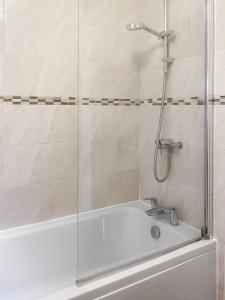 Un baño de The Marlowe - Beautiful house in the heart of Canterbury with Free Parking