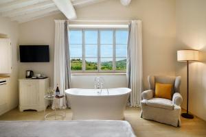 A bed or beds in a room at La Pietra Del Cabreo