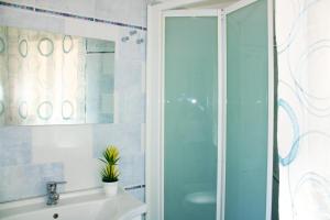 A bathroom at Visum Hyblea