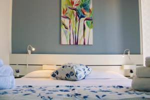 A bed or beds in a room at Visum Hyblea