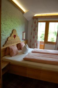 Łóżko lub łóżka w pokoju w obiekcie Hotel Schweizerhof