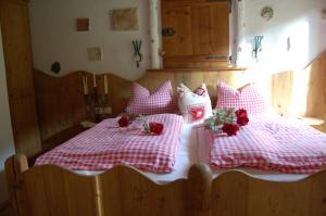 Łóżko lub łóżka w pokoju w obiekcie Hotel Schweizerhof