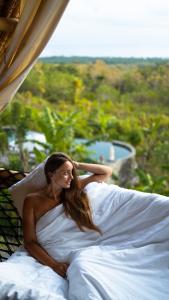 Ein Bett oder Betten in einem Zimmer der Unterkunft Penida Bambu Green Suites