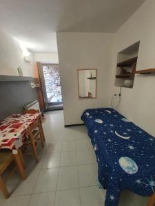 una camera con letto e tavolo di Monolocale caterina a Corniglia