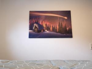 ein Gemälde, das an einer Wand neben einem Bett hängt in der Unterkunft Ferienwohnung Mause in Winterberg