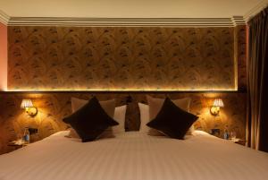 a hotel room with two beds and two lamps at House Belfast Hotel in Belfast