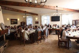 Reštaurácia alebo iné gastronomické zariadenie v ubytovaní Hotel Pod Kokšínem