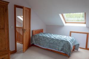 Giường trong phòng chung tại Creeghduff Lodge
