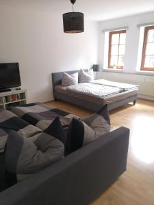 uma sala de estar com duas camas e um sofá em Daheym FEWO 1 em Erfurt