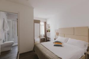 1 dormitorio con 1 cama grande y baño en Residenza Il Duca, en Roma