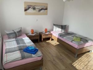 Habitación con 2 camas y 2 mesas en Ferienwohnung Schink - nahe Chemnitz, en Limbach - Oberfrohna