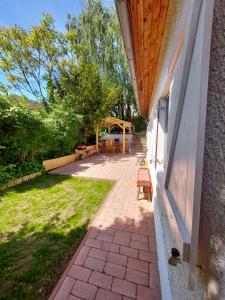 Vonkajšia záhrada v ubytovaní Kilátás a tóra Apartman