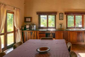 Cuisine ou kitchenette dans l'établissement Impisi Accommodation