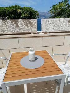 a table with a pot sitting on top of it at Apartman Ružica in Pučišća