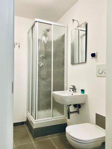 bagno con doccia, lavandino e servizi igienici di B&B Ca' Dor a Venezia