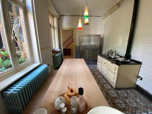 eine Küche mit einem Tisch, auf dem Essen steht in der Unterkunft Lunatree in Mechelen