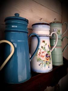 three blue and white vases sitting on a shelf at B&B chez Annie in Saint-Martin-de-Gurçon