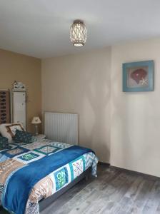 a bedroom with a bed and a chandelier at Hôtel restaurant du Commerce in Poulainville