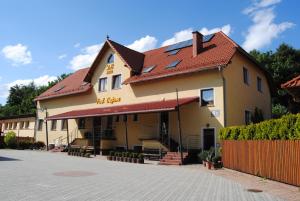 un bâtiment avec un toit rouge dans une rue dans l'établissement Motel DB2000, à Biłgoraj
