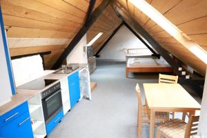 a kitchen and dining room in a attic at Beim Heines in Daun