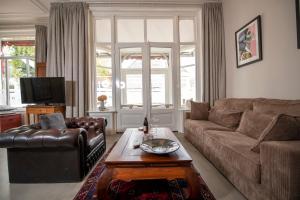 een woonkamer met een bank en een salontafel bij De Grift in Apeldoorn