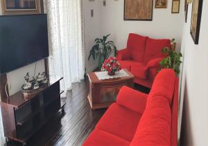 サンタ・クルス・デ・ラ・パルマにあるCasa Clásica en Santa Cruz Palmaの赤い家具と赤いソファ付きのリビングルーム