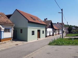 una fila de casas en una calle vacía en Sklep u Čejků, en Mutěnice