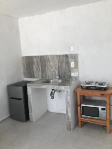 a kitchen with a sink and a microwave at Departamento sencillo en CAMPECHE EX HACIENDA KALA in Campeche