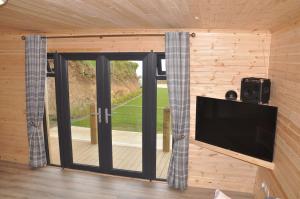 Televiisor ja/või meelelahutuskeskus majutusasutuses FOYLE VIEW CABIN