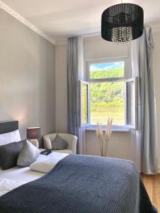 a bedroom with a bed and a window at Villa Evin in Kamp-Bornhofen