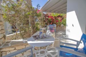 Biały stół i 2 krzesła na patio w obiekcie Kiki's apartment veranda dream w mieście Chrissi Akti