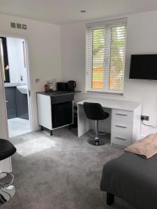 ロンドンにあるSelf contained ensuite double bedroom with own entrance FREE OFF STREET PARKINGのベッドルーム(デスク、コンピュータ付)