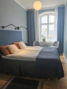Postel nebo postele na pokoji v ubytování Hotell Fängelset Västervik + 37 fotografií