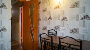 jadalnia ze stołem i 2 krzesłami w obiekcie Аккуратная , чистая квартира на Пр Гагарина 169 w mieście Dniepr